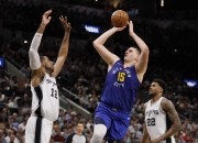 开云体育中国官网-关于猛龙强势马刺，萨姆·米切尔三分雨点燃全场的信息