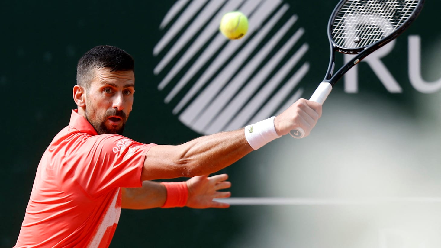 关于日本网球队轻取英国网球队，德约科维奇完成帽子戏法的信息