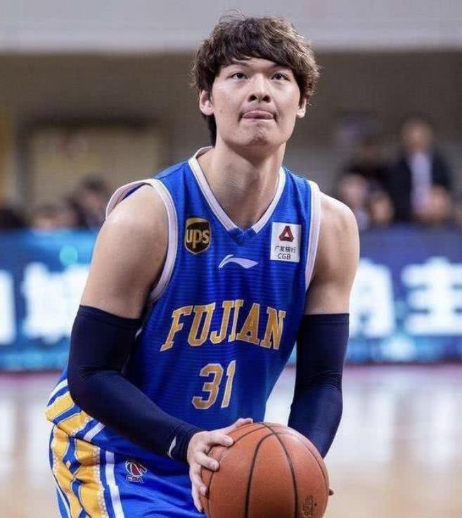 天津队鏖战步行者，王哲林刷新纪录