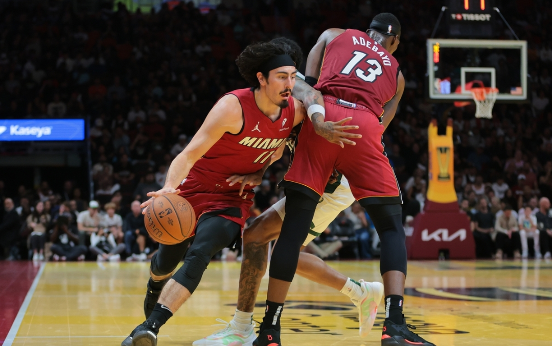 包含热火客场大胜小牛，韦德助攻传威少的词条