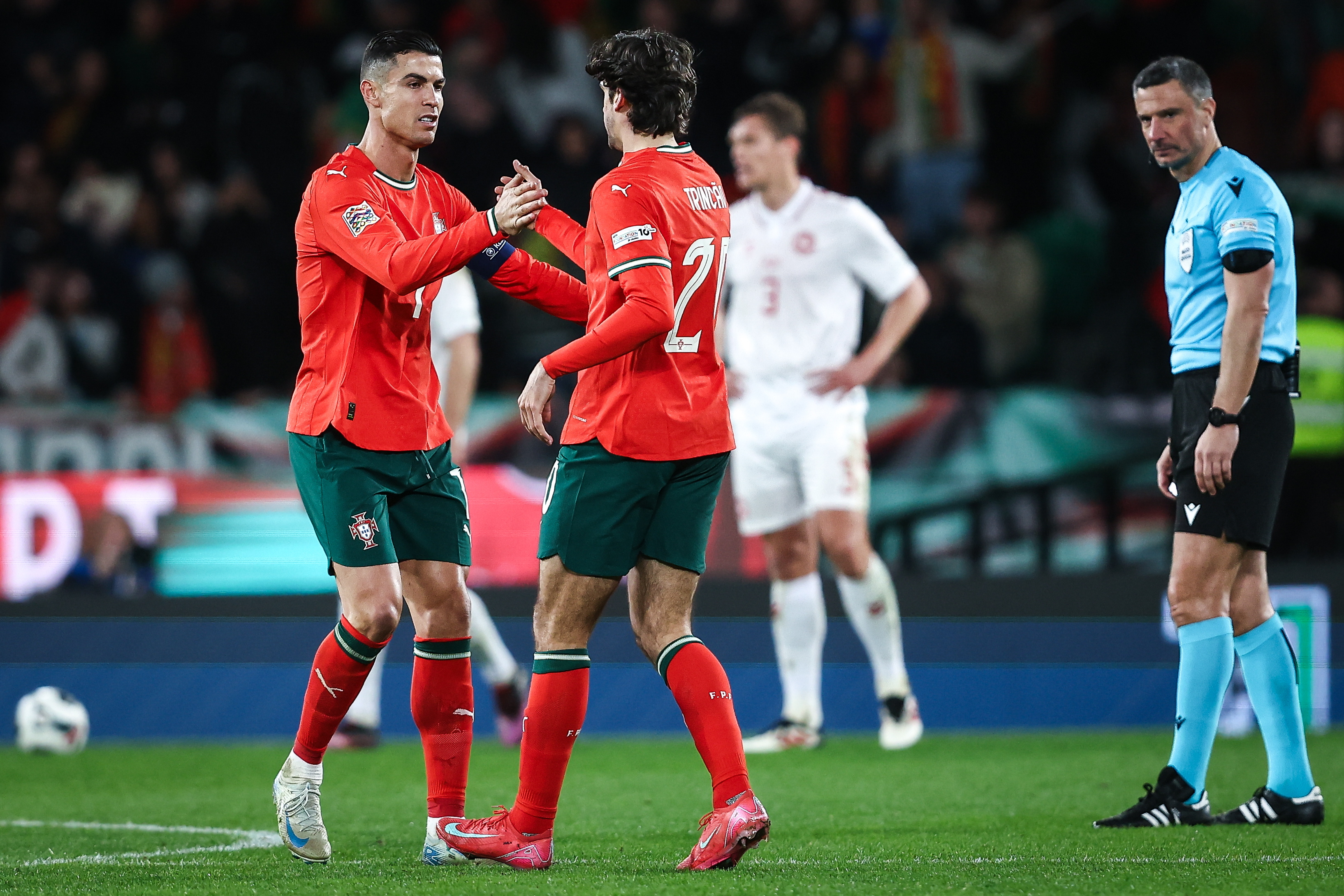 包含激烈对抗：欧国联争霸赛上演紧张一幕的词条