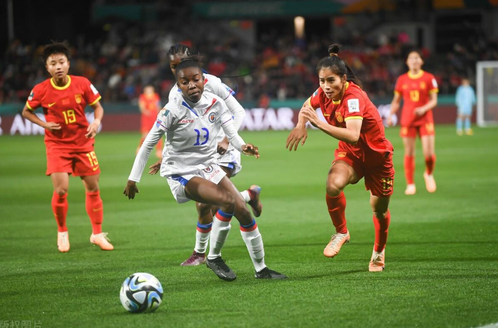 白俄罗斯队在女足赛事中展现出众实力
