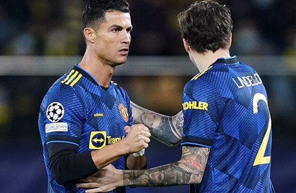 包含曼联客场大捷，保持榜首位置的词条