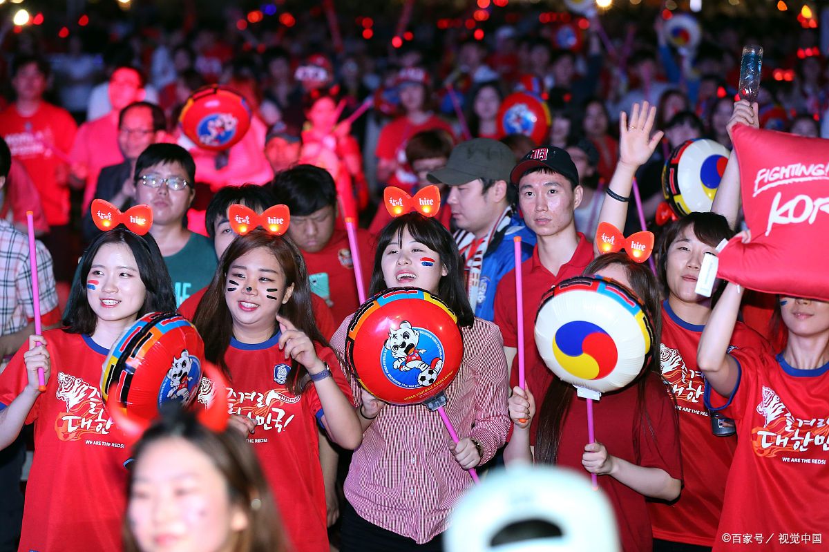 球迷狂热呐喊，球场热情高涨