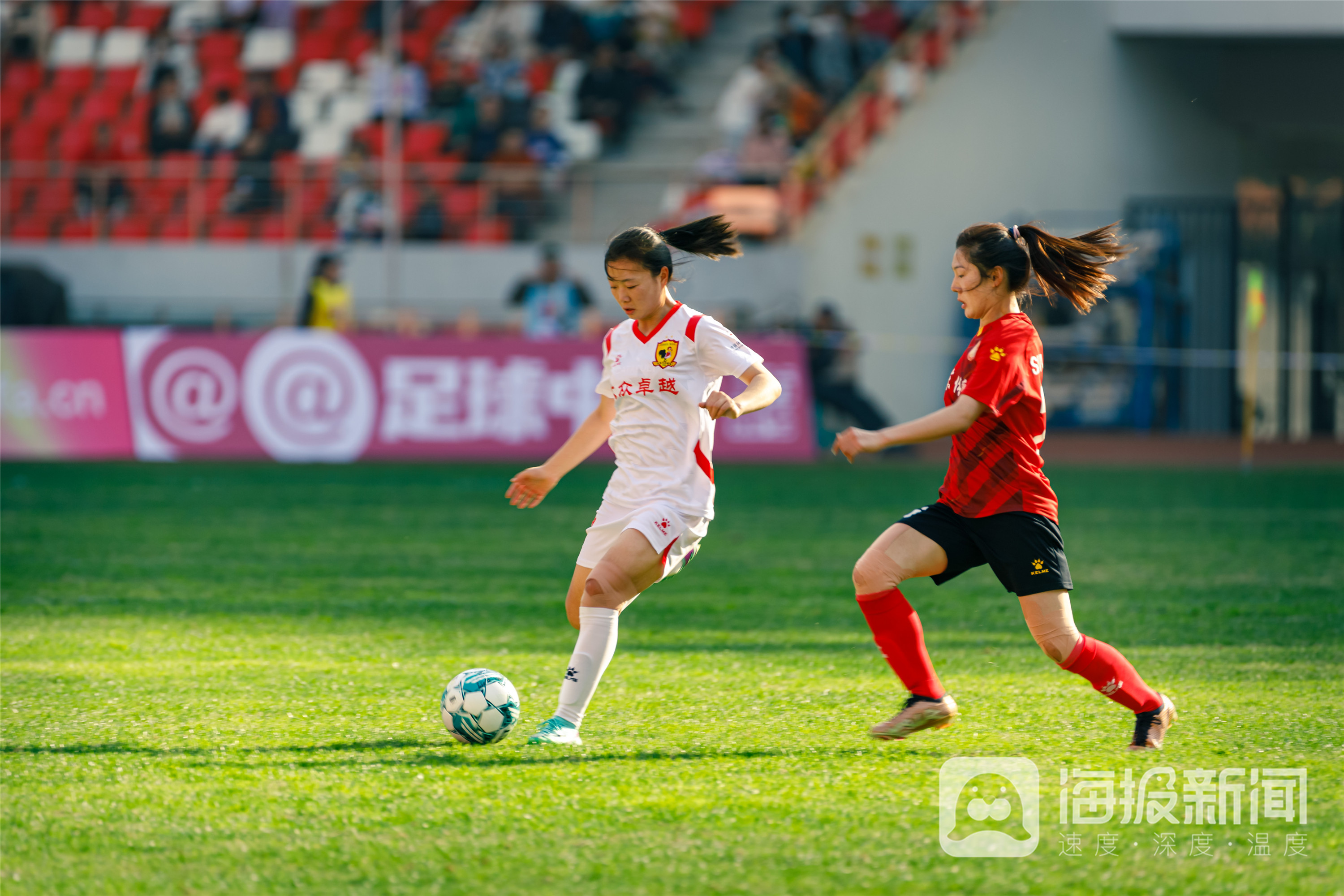 足球赛事中，女子运动员表现抢眼