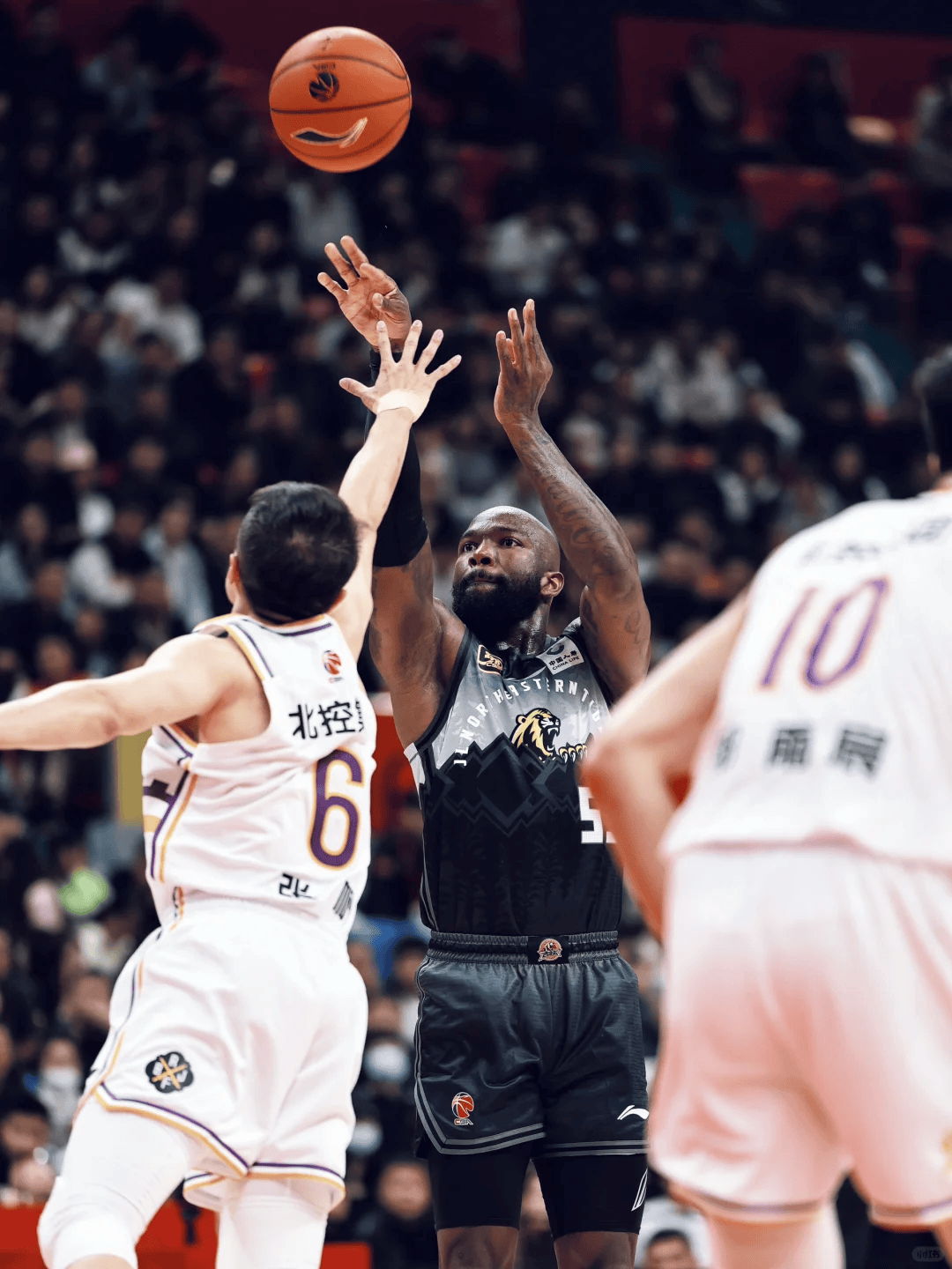 关键抢断！球队逆袭夺得胜利