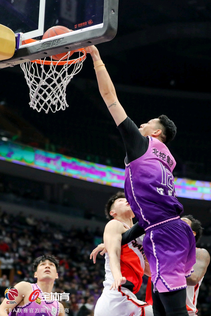 关键抢断！球队逆袭夺得胜利