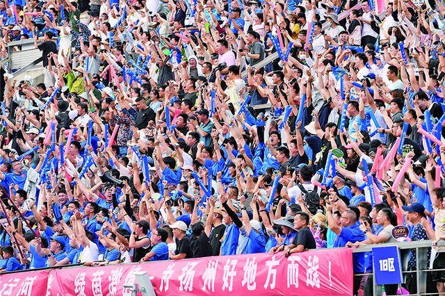 精彩比赛深深吸引眼球,观众热情高涨 精彩比赛深深吸引眼球,观众热情高涨