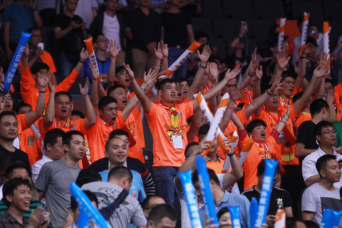 华伦西亚联赛首胜，球迷欢欣鼓舞