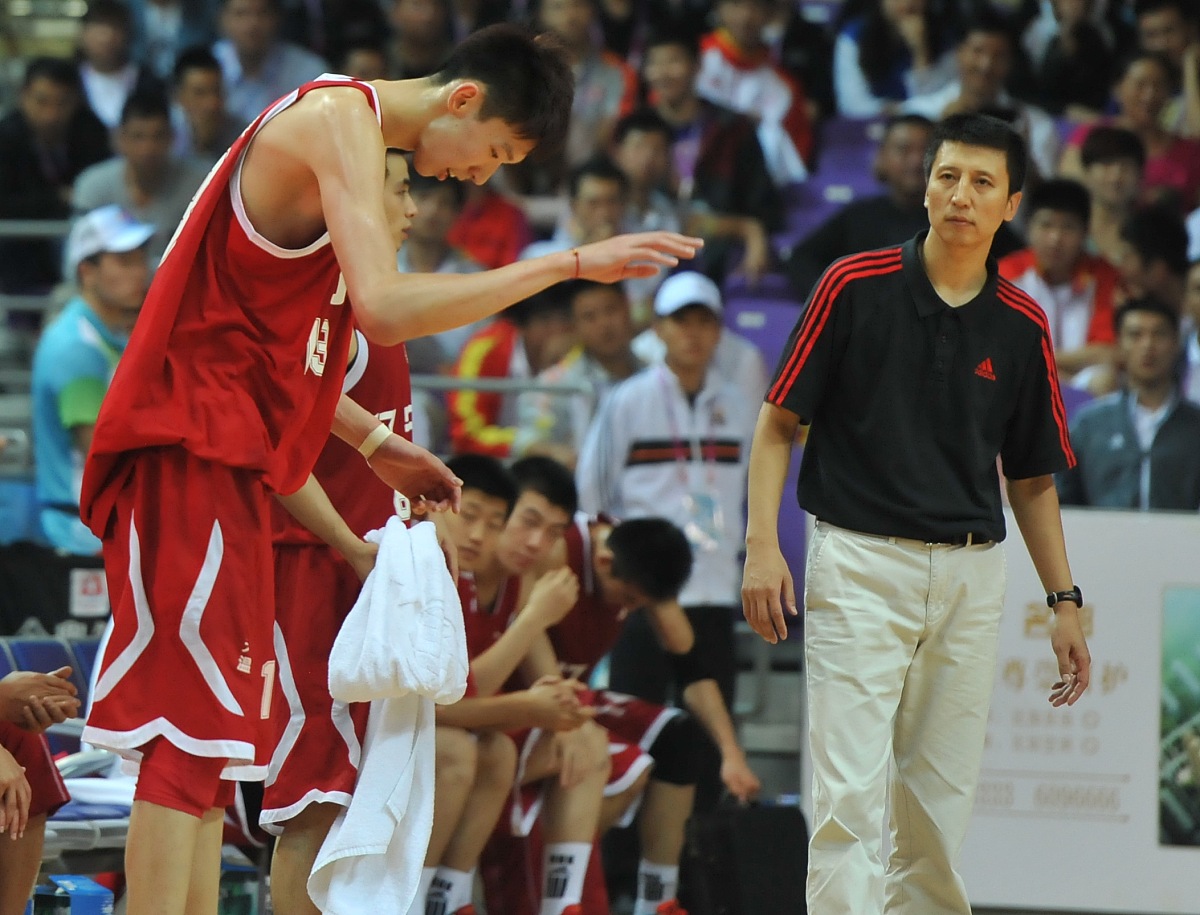 雄鹿完胜北京队，周琦扛起全队