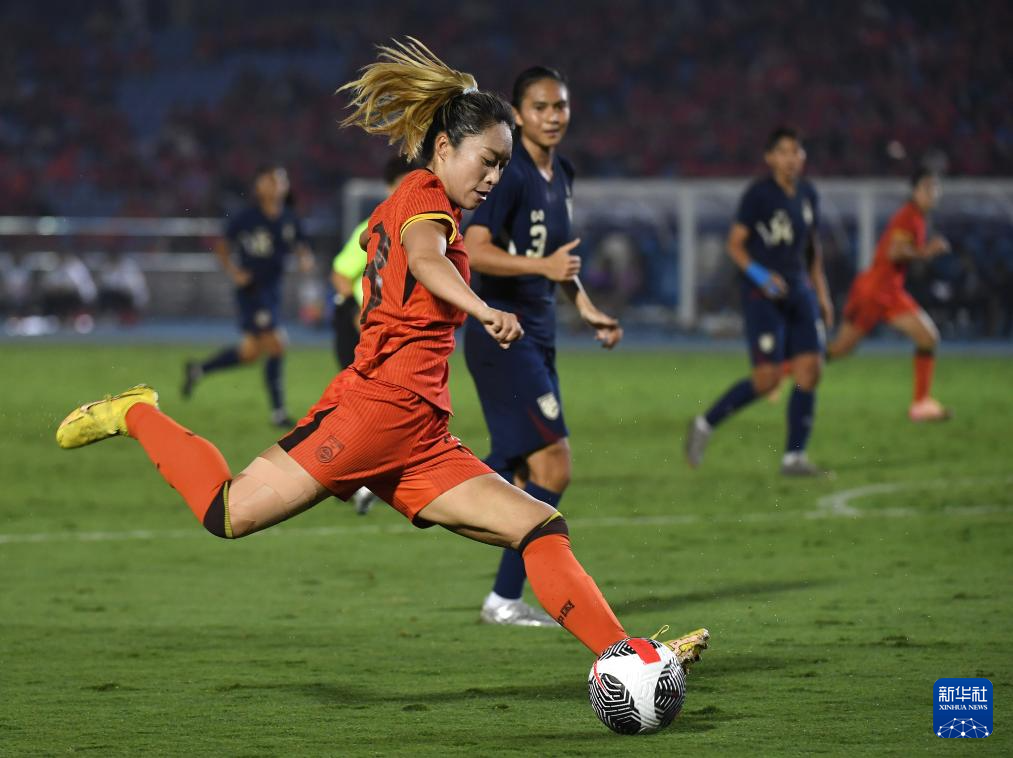 足球比赛中，女子队夺得冠军