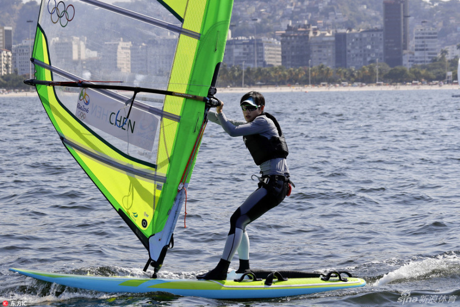 瑞士队在帆船比赛中获得银牌